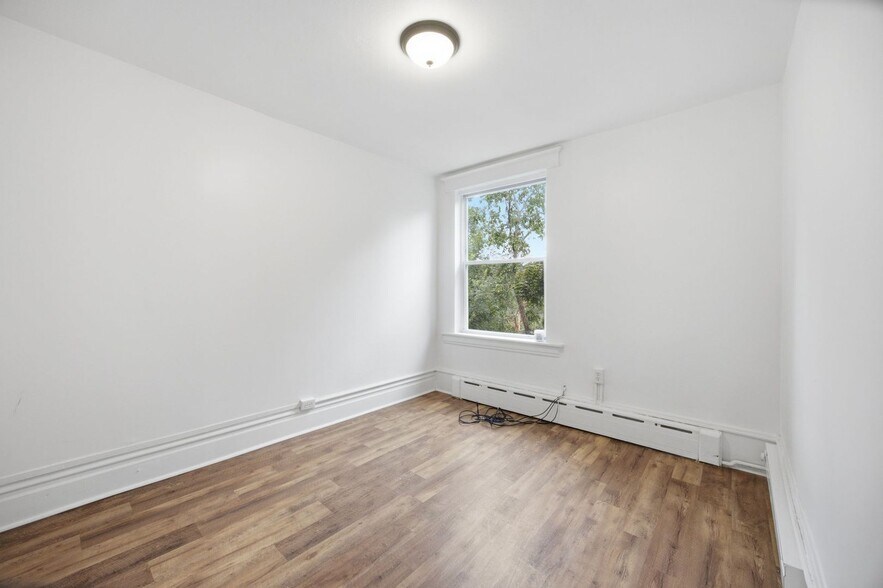 Building Photo - 225 Luray St