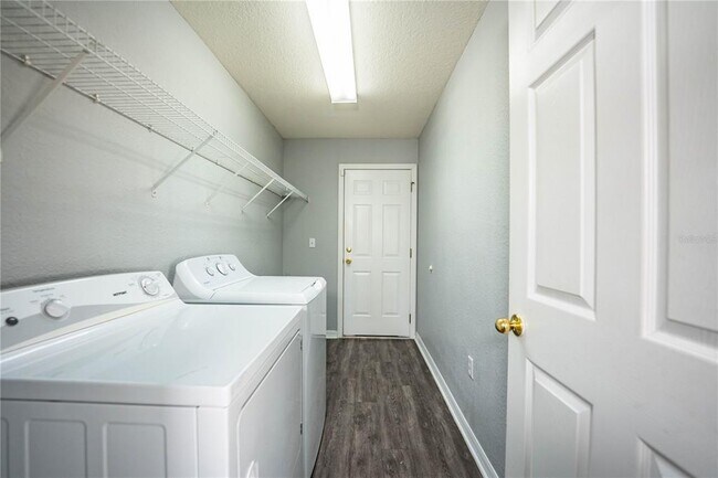 Building Photo - 233 Towhee Rd