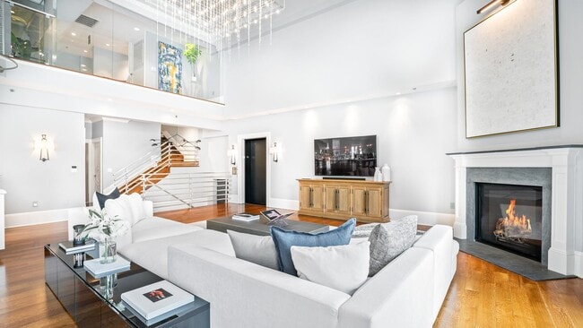 Building Photo - 313 1st St