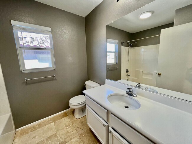 Building Photo - Beautiful 3B/2.5BA House w/ Large Yard, W/...