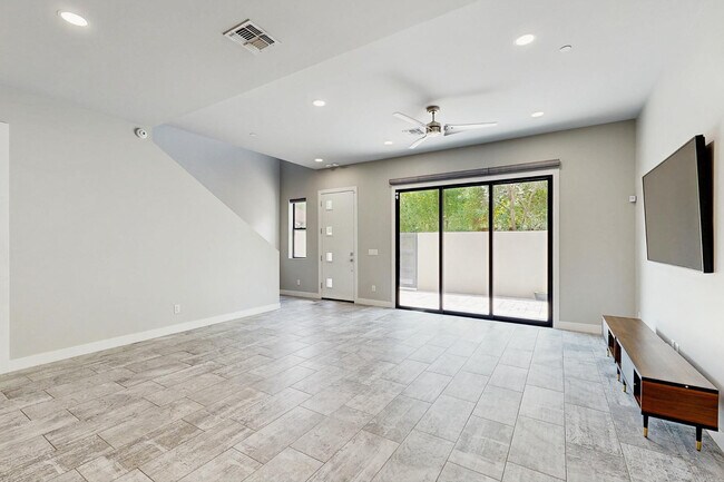 Building Photo - 2645 E Osborn Rd