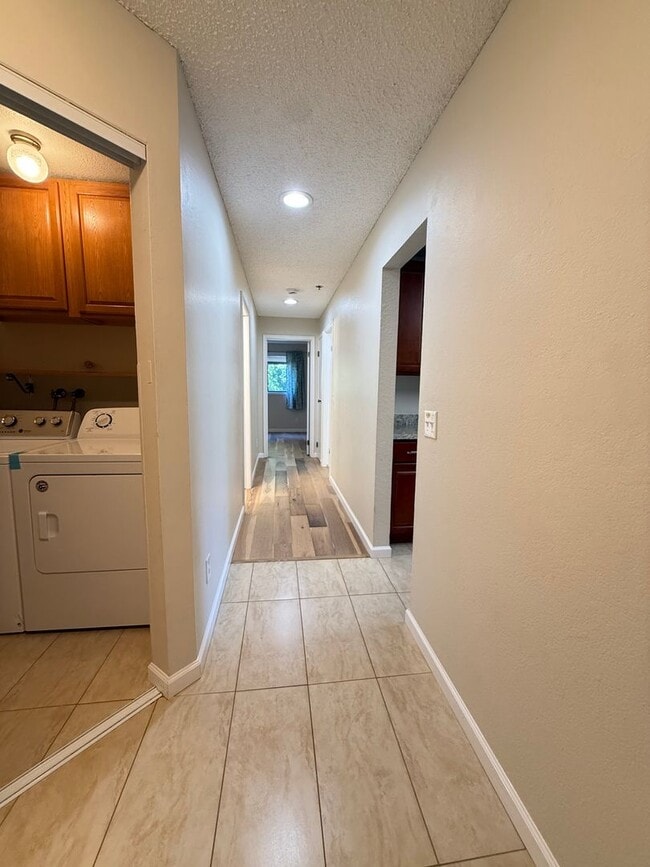 Building Photo - Well Maintained 2BD/2BTH Lynnwood Condo for Lease in Gated Community!