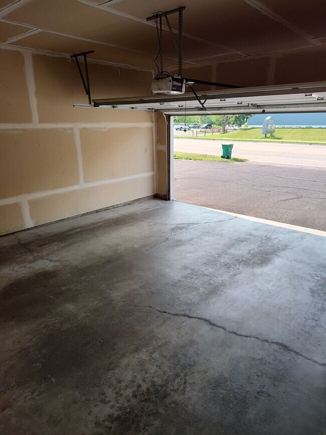 Building Photo - 3 Bedroom, 2 bathroom twin home in Oakdale