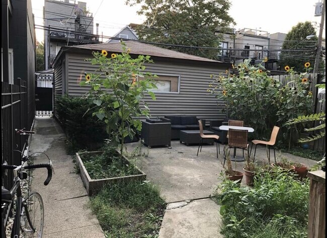 Building Photo - 1014 N Paulina St