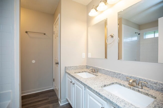 Building Photo - ** 3 bed 2 bath located off Wares Ferry Rd ** call (334) 366-9198 for a showing self tour