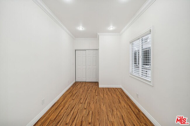 Building Photo - 6680 De Longpre Ave