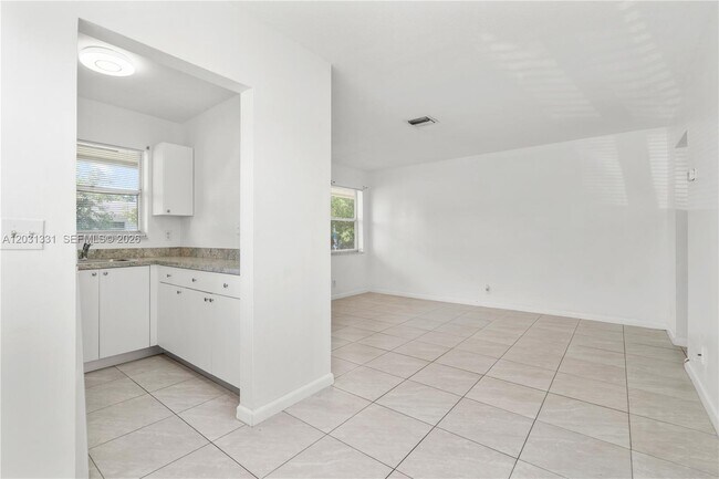 Building Photo - 856 SW 10th St