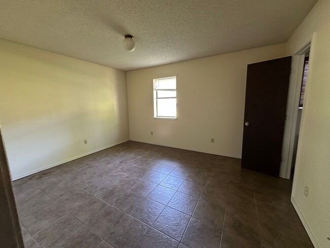 Building Photo - Introducing a charming 3-bedroom, 1.5 bath...