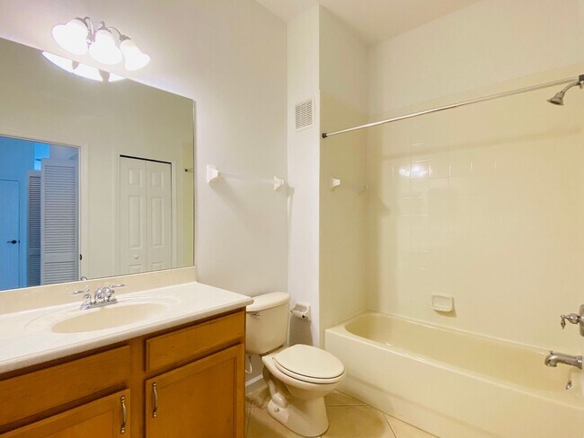 Building Photo - Baldwin Park Beauty! 3 Bed, 2 Bath 3rd Flo...
