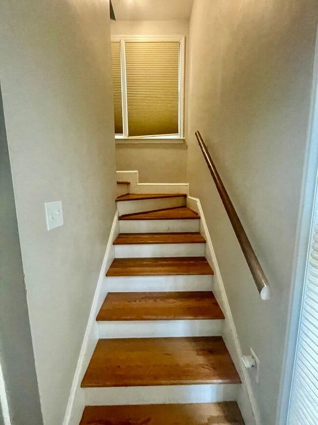 Building Photo - Welcome to this stunning 3-bedroom, 2-bath...