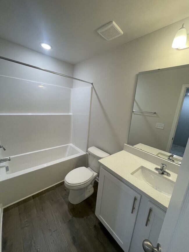 Building Photo - 3 bd 2.5 ba townhome