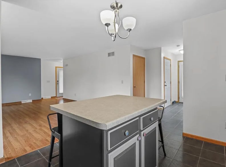 Building Photo - 562 Lexington Dr