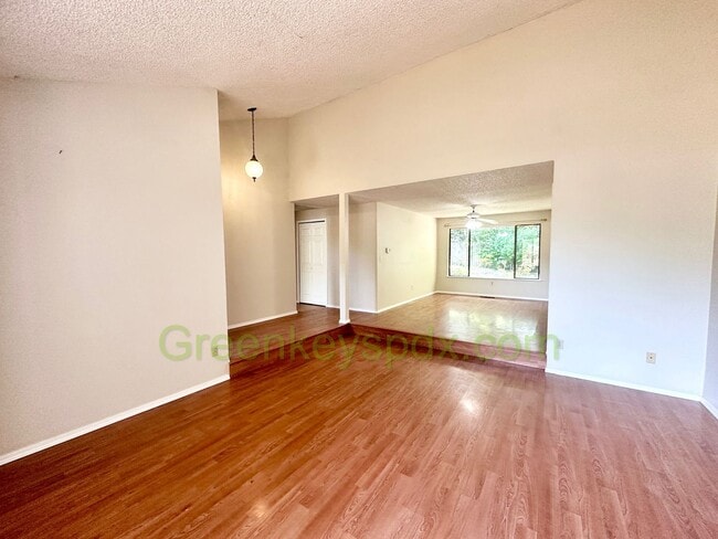 Building Photo - Gorgeous 4 Bedroom 2 Bath with Fully Fence...