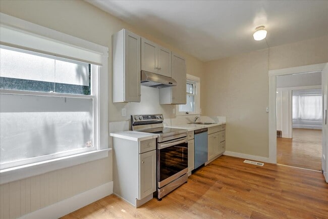 Building Photo - 422 Vernon St