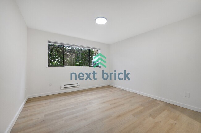 Building Photo - 2 Bed 1 Bath Condo