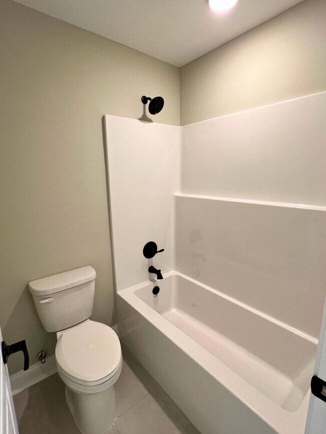 Building Photo - 3/2 fenced in yard & access to amenities!!