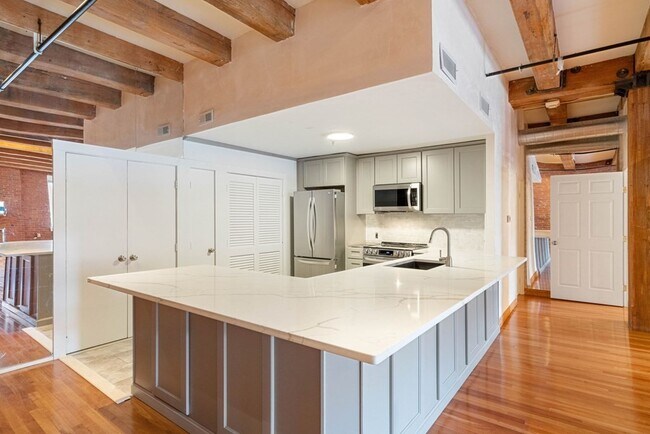 Building Photo - 33 Sleeper St