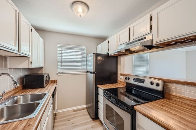 Building Photo - Must see 2 Bedroom 1 Bath in Castle Rock!!!