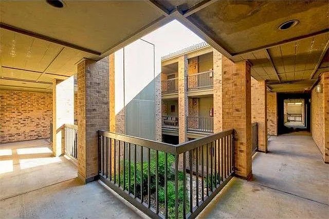 Building Photo - 8888 Tallwood Dr