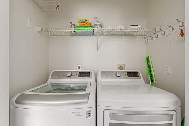 Building Photo - Beautiful 2 bedroom 2 bathroom first floor...