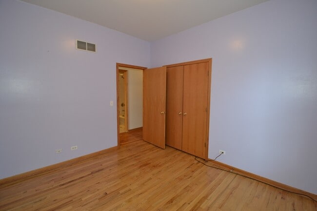 Building Photo - Pet Friendly 3 Bed 2 Bath Top Floor Unit