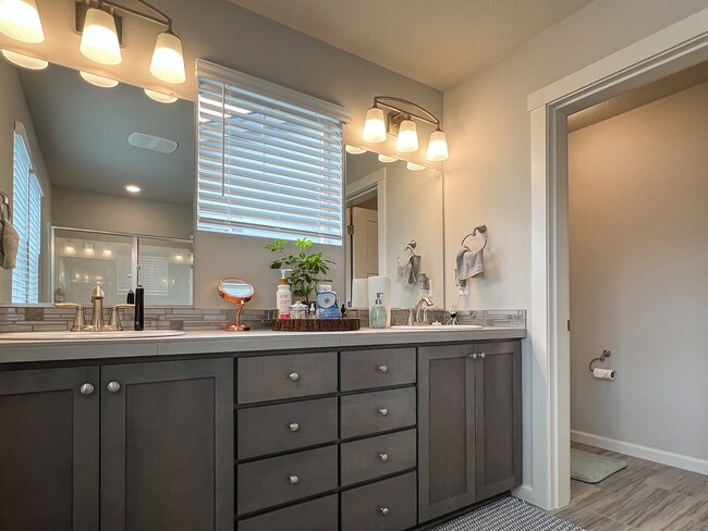 Building Photo - Amazing Location 3 Bedrooms 2.5 Bathrooms in the New Reeds Crossing Community!  Hillsboro near In...