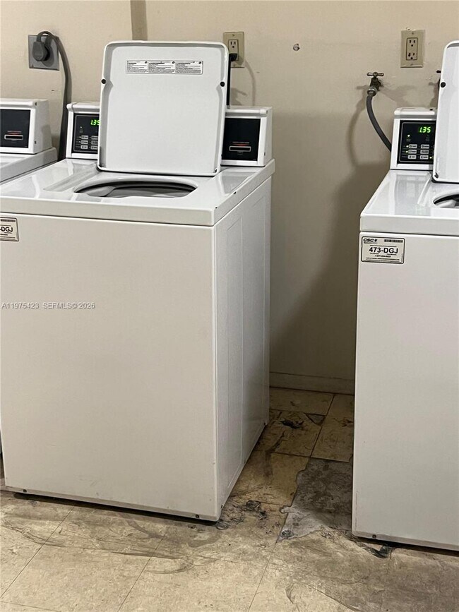 Building Photo - 1351 NE Miami Gardens Dr