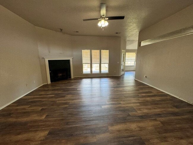 Building Photo - 3 bed 2 bath, storm shelter and  all wood floors in Moore Schools