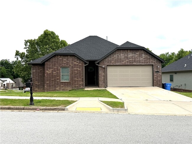 Building Photo - 2055 E Peppervine Dr