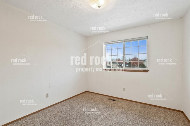Building Photo - 1323 N Mitchell Rd