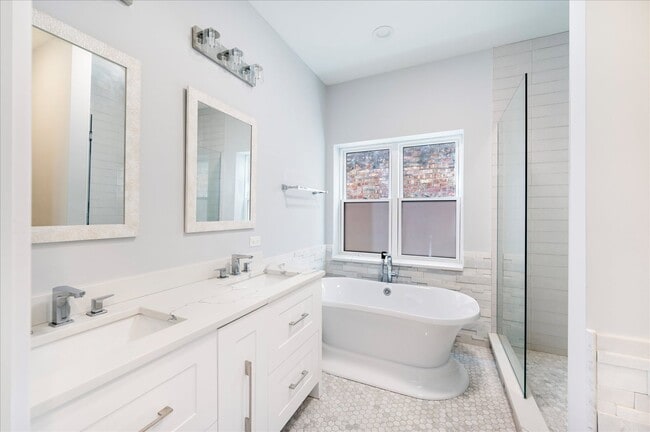 Building Photo - 6241 S Woodlawn Ave