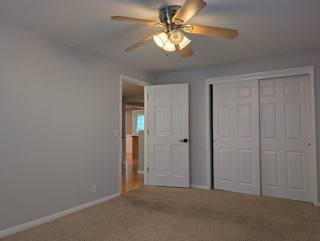 Building Photo - Beautiful 5 Bedroom 2 Bathroom Neenah Lake Home