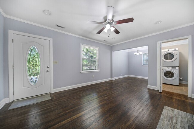 Building Photo - Lovely 2 Bed 1 Bath Bungalow Home in Charl...