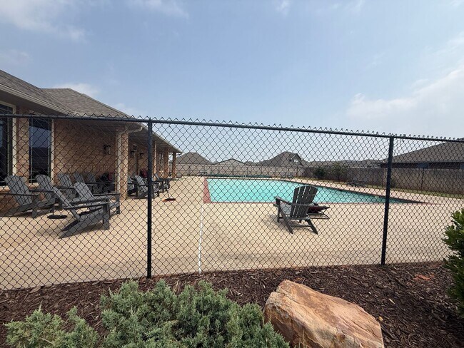 Building Photo - Immaculate 3 bed 2 bath in Mustang Schools, ready for move in on or before July 1st!