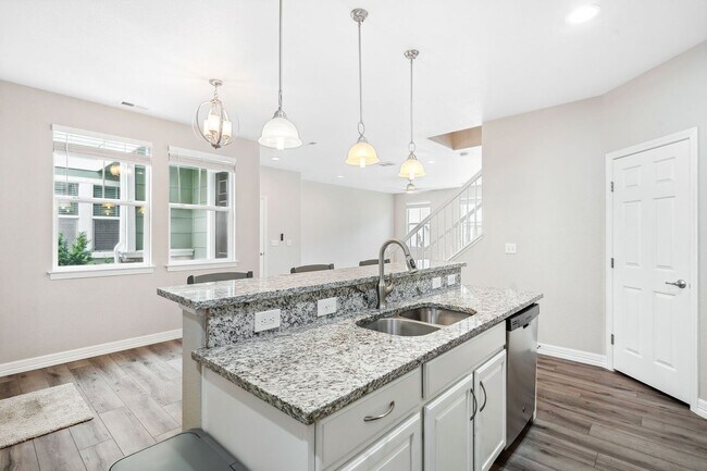 Building Photo - Modern 3BD, 2.5BA Cottonwood Condo with At...