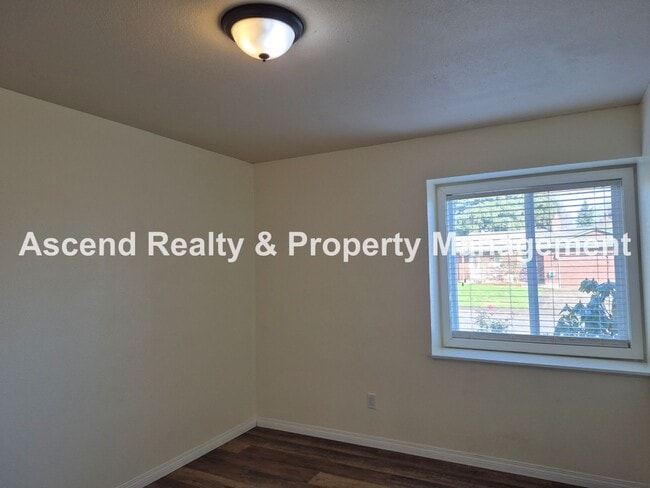 Building Photo - Need Space? This is the Place! Available NOW~Beautifully Updated 4Bed/3Bath Backs to Park Pets OK