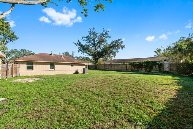 Building Photo - 1723 Campbell Rd