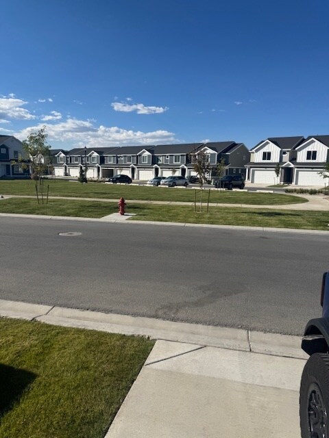 Building Photo - 877 E Oakum Ln