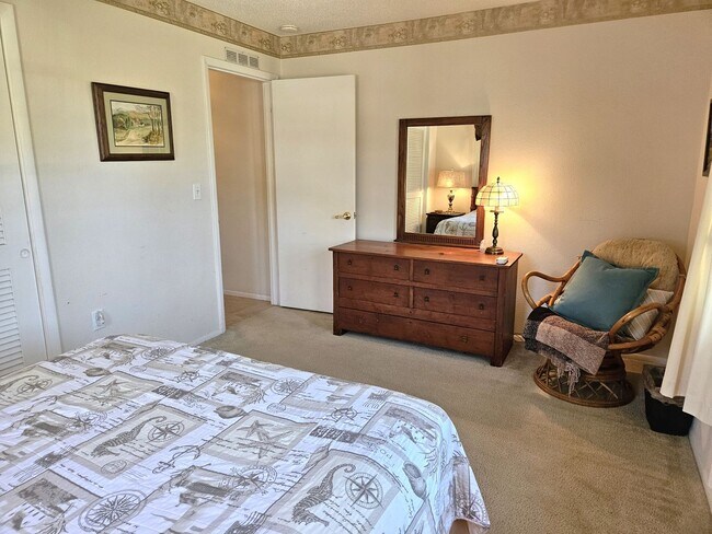 Building Photo - Seasonal Short-Term Single-Family Heated Pool Home located in Venice Gardens!