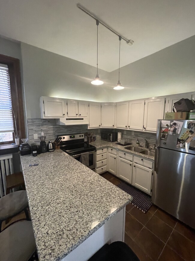 Granite countertops and Stone backsplashne b - 2329 W Grace St