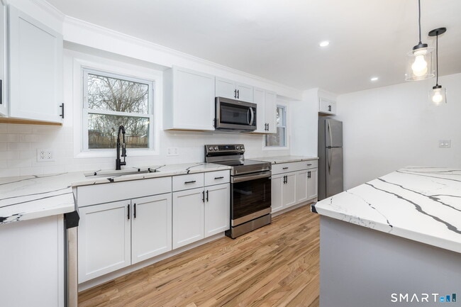 Building Photo - 555 Graham Rd