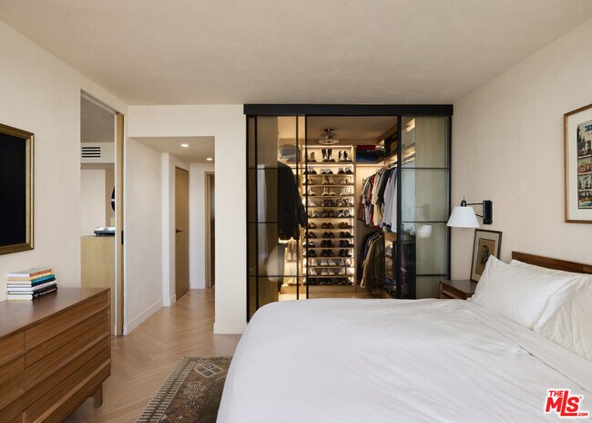 Building Photo - 8787 Shoreham Dr