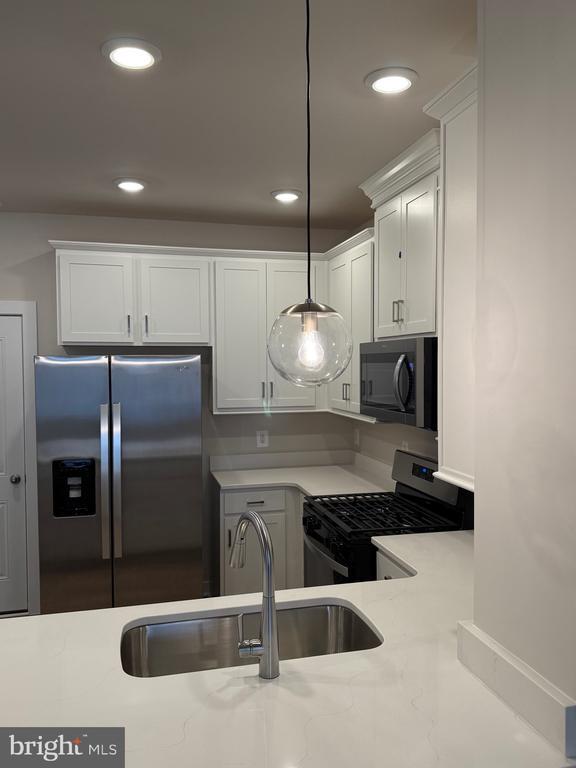 Building Photo - 45203 Drowes Ter