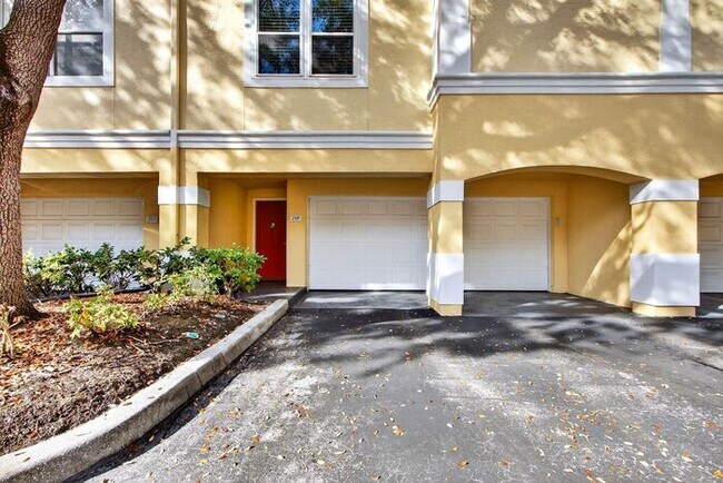 Building Photo - Immaculately updated 3/2.5 Three-Story Maitland Condo in Visconti!