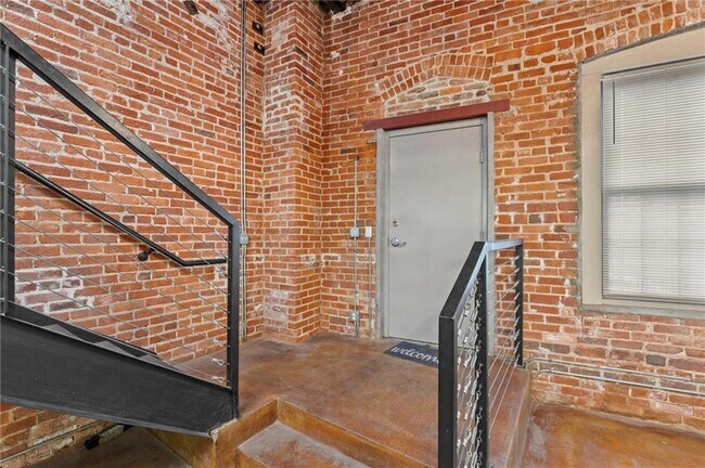 Building Photo - 644 Wells St SW