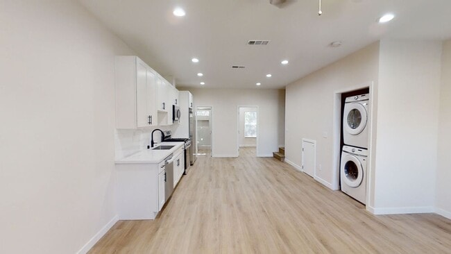 Building Photo - Cozy 4BD/2BA House on Gary with Beautiful ...
