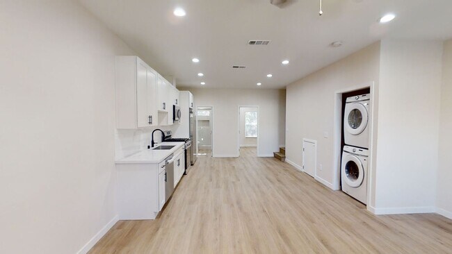 Building Photo - Cozy 4BD/2BA House on Gary with Beautiful Yard