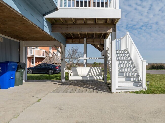 Building Photo - PERFECT FURNISHED MONTHLY BEACH RENTAL AVAILABLE