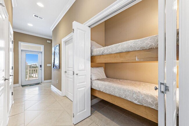 Building Photo - 1242 W Lagoon Ave