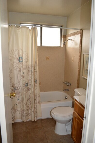 upstairs full bath - 5529 Cartwright